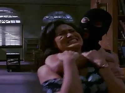రావెన్ జుట్టు గల అమ్మాయి ఒక ప్రదర్శన ఇస్తోంది