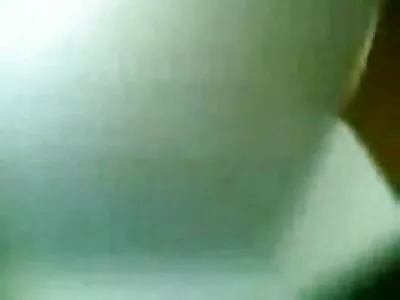 చిన్న అమ్మాయి సరదాగా గడుపుతోంది