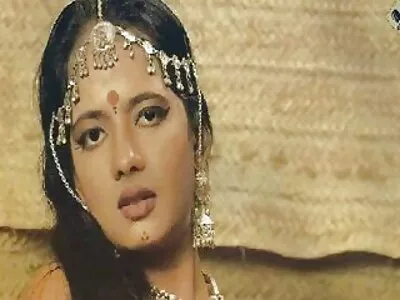బస్టీ అందగత్తె జాకింగ్ ఆఫ్ అవుతోంది