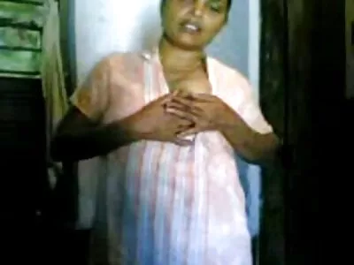 తాగిన పిల్లలు తమ తొడలను ఒక టబ్‌లో కలిపి రుద్దడం