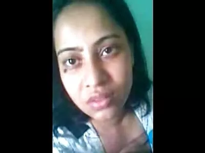 టీన్ ఆమె కంట్లో ఏదైనా తీసుకుంటుంది