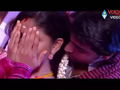 అందమైన పడుచు ఉద్యోగం ఇస్తోంది