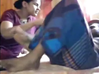 ఇద్దరు అమ్మాయిలు డ్యూడ్‌తో చూపిస్తారు