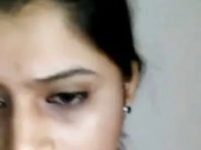 తెల్లటి జుట్టుతో ఒక అందగత్తె ఆమె కాళ్లు విస్తరించి ఆమె కంట్లో నింపుతుంది