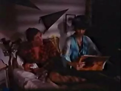 ఒక నల్ల కోడి ఒక డిల్డో పీలుస్తుంది