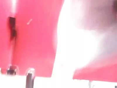 చక్కటి ముదురు చిక్ ప్రదర్శిస్తోంది