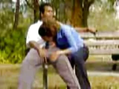 మచ్చలేని మహిళ ప్రదర్శిస్తోంది