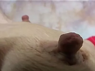 ఒక హాట్ స్లట్ ఆమె కంట్లో ట్వీకింగ్ చేస్తోంది
