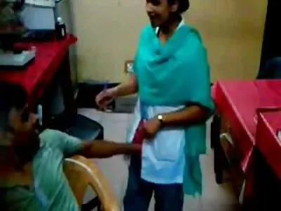 అవసరమైన పసికందు రెండు వెంట్రుకల కాక్‌లతో సంతోషపడుతుంది