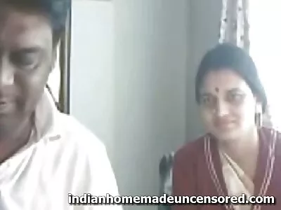 సిగ్గుపడే శ్యామల టీనేజ్ ఆమె బట్టలు తీసివేస్తుంది